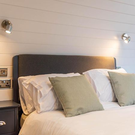The Plough Inn Cabins Ramsden Экстерьер фото