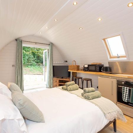 The Plough Inn Cabins Ramsden Экстерьер фото