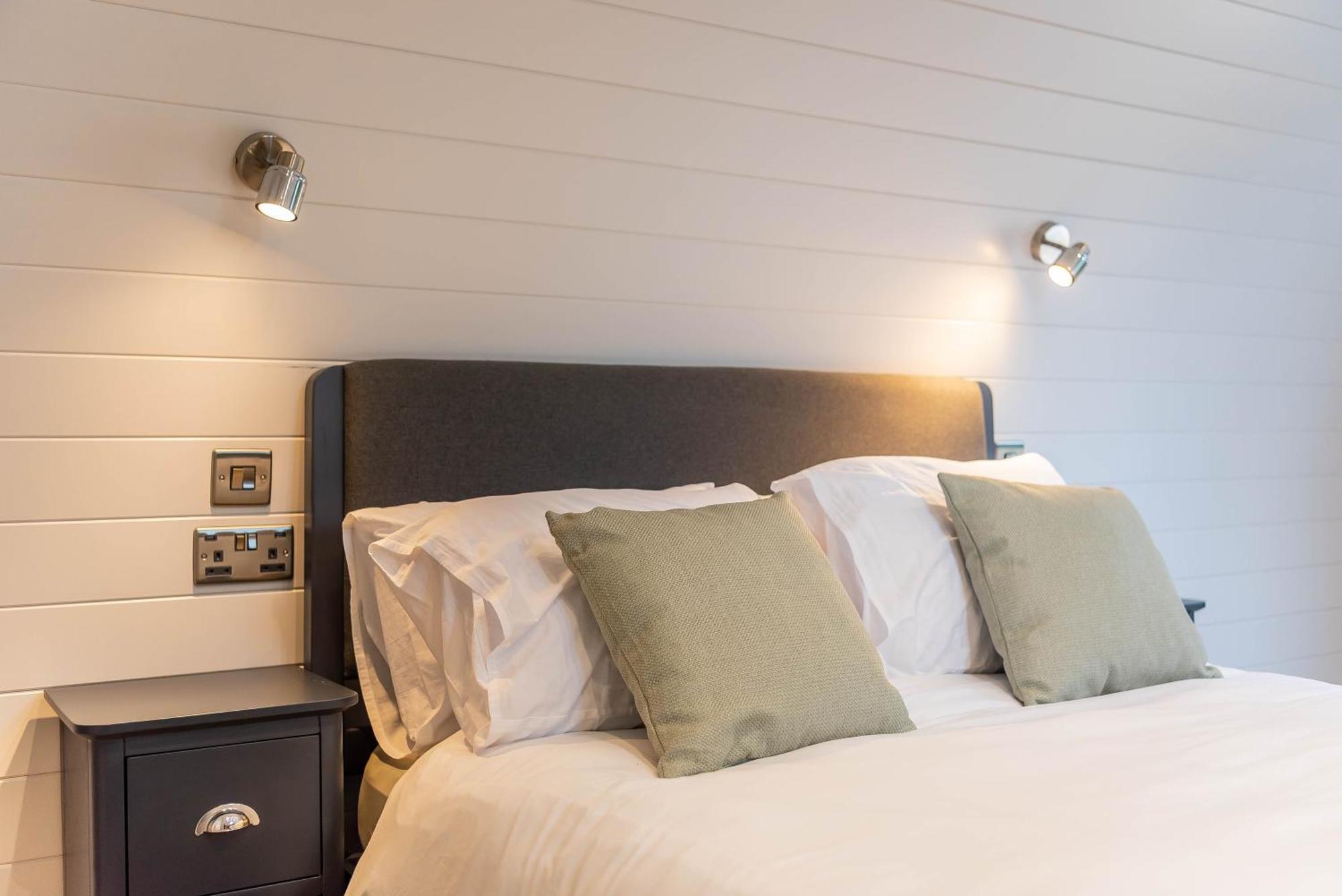 The Plough Inn Cabins Ramsden Экстерьер фото