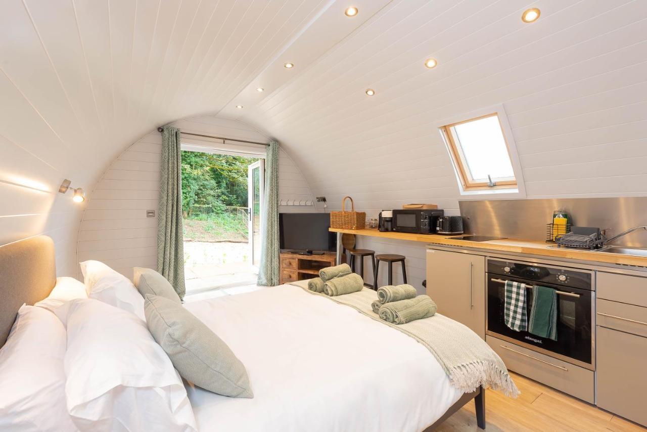 The Plough Inn Cabins Ramsden Экстерьер фото