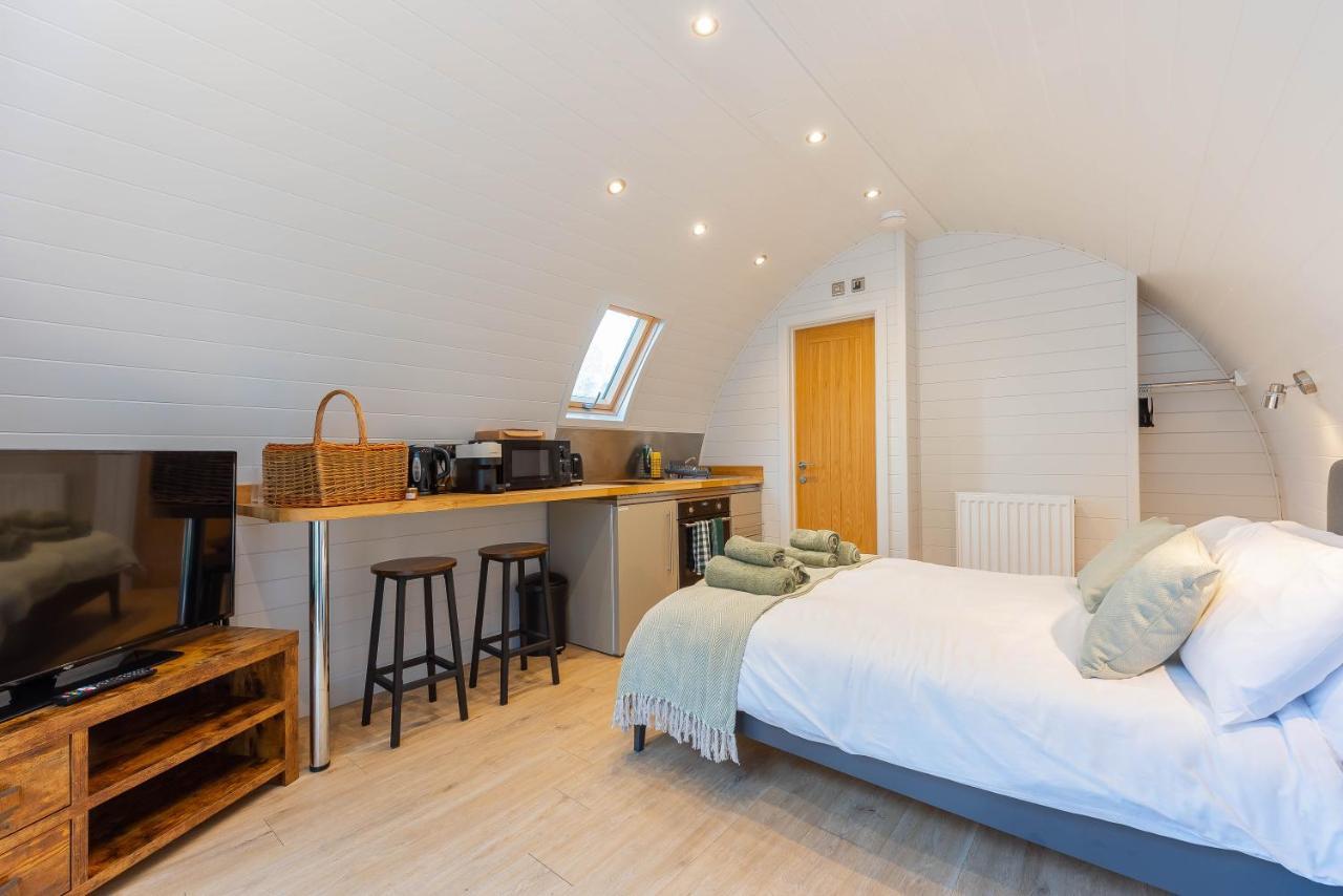 The Plough Inn Cabins Ramsden Экстерьер фото