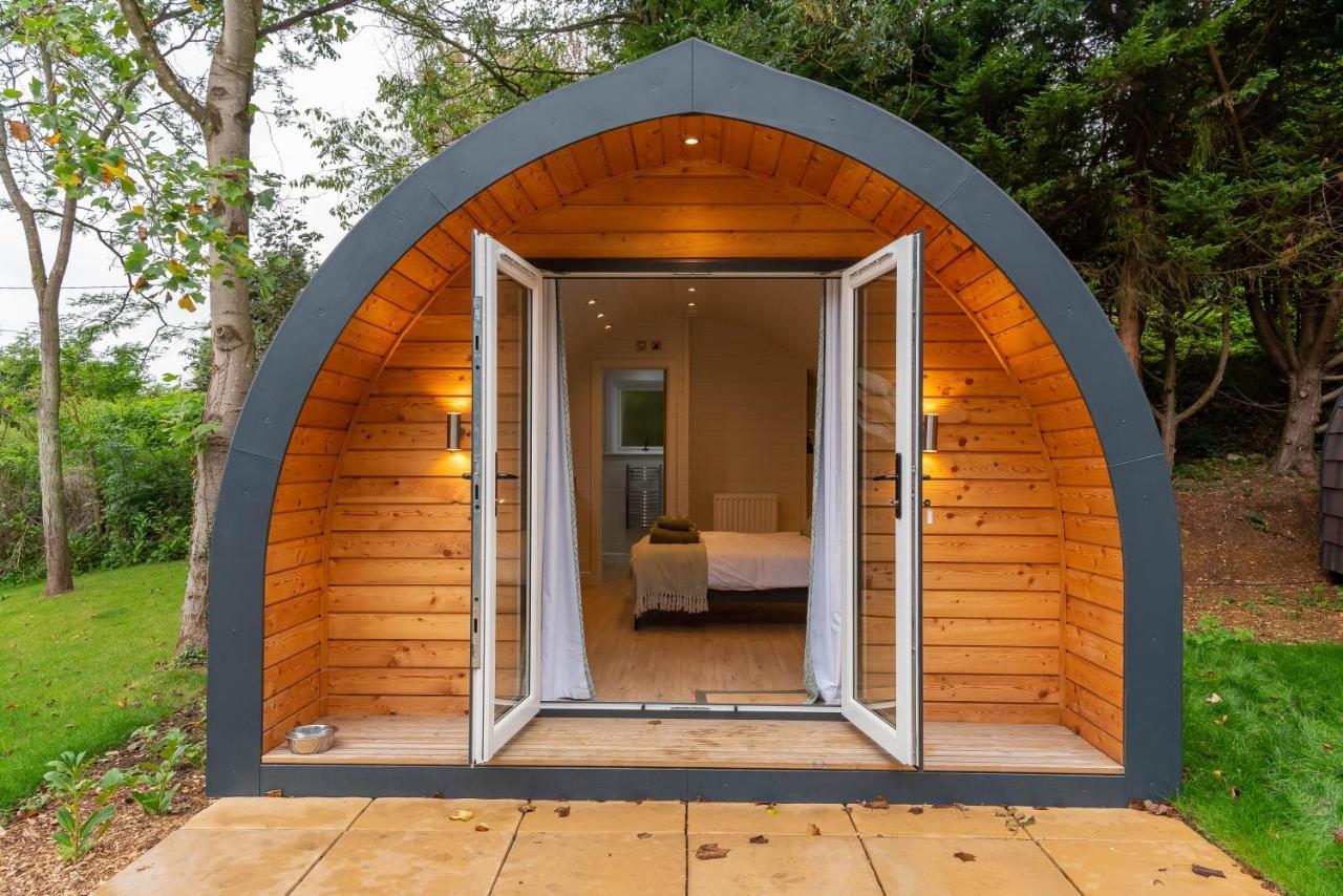 The Plough Inn Cabins Ramsden Экстерьер фото