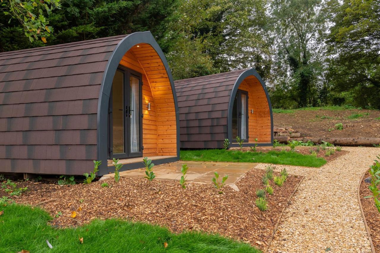 The Plough Inn Cabins Ramsden Экстерьер фото