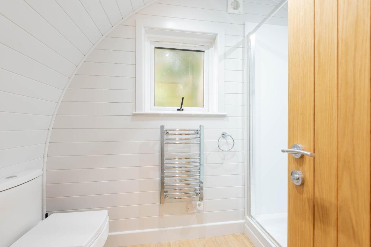 The Plough Inn Cabins Ramsden Экстерьер фото