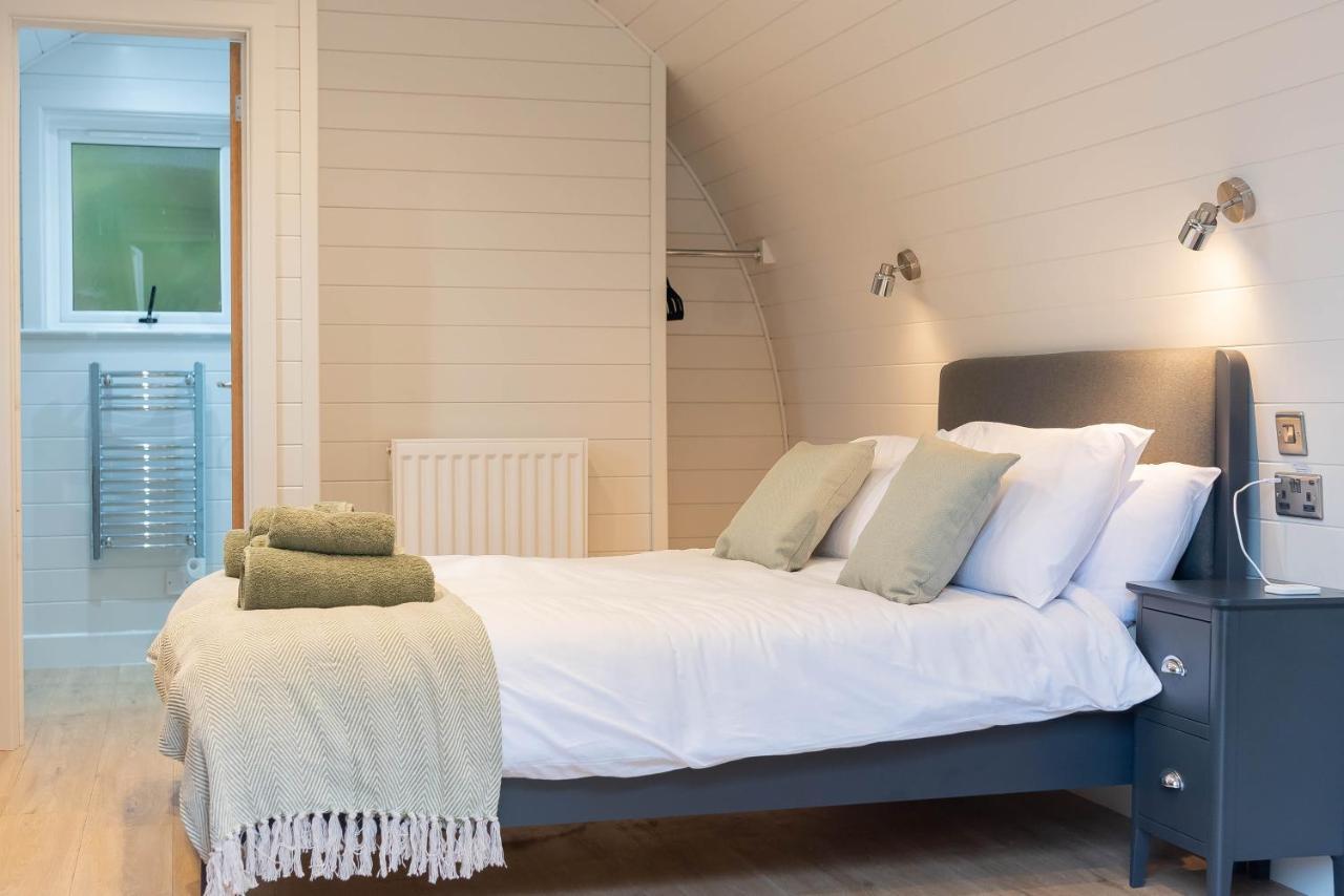 The Plough Inn Cabins Ramsden Экстерьер фото