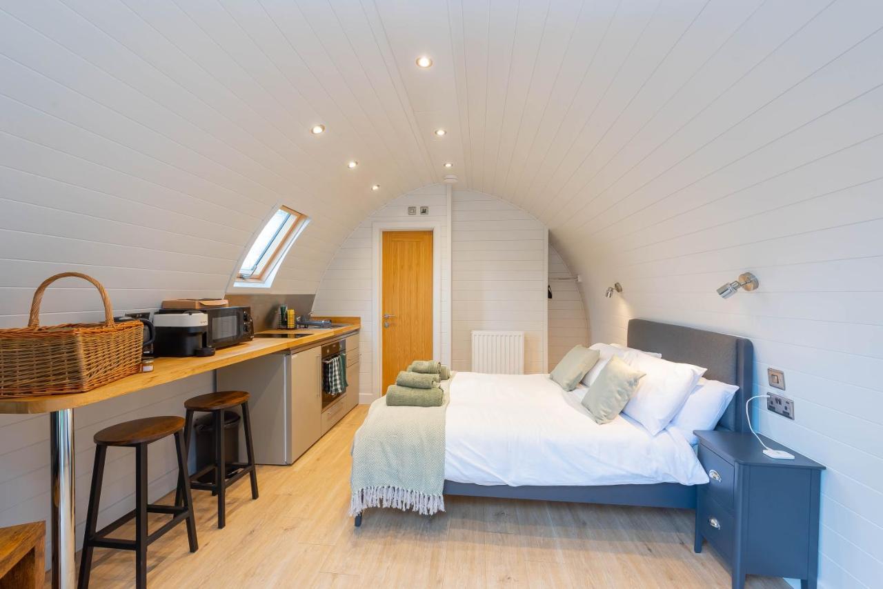 The Plough Inn Cabins Ramsden Экстерьер фото